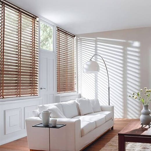 Деревянные жалюзи в гостиную