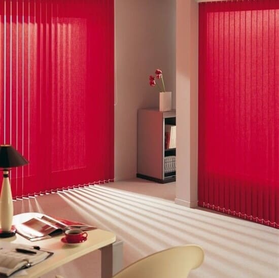 Вертикальные жалюзи в гостиную