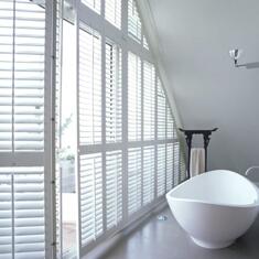 Горизонтальные жалюзи на треугольные окна цена. Купить в «Мастерская Жалюзи»